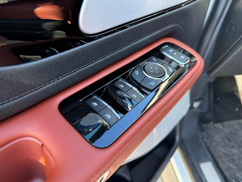 Lincoln Aviator Vehicle Full-screen Gallery Image 21