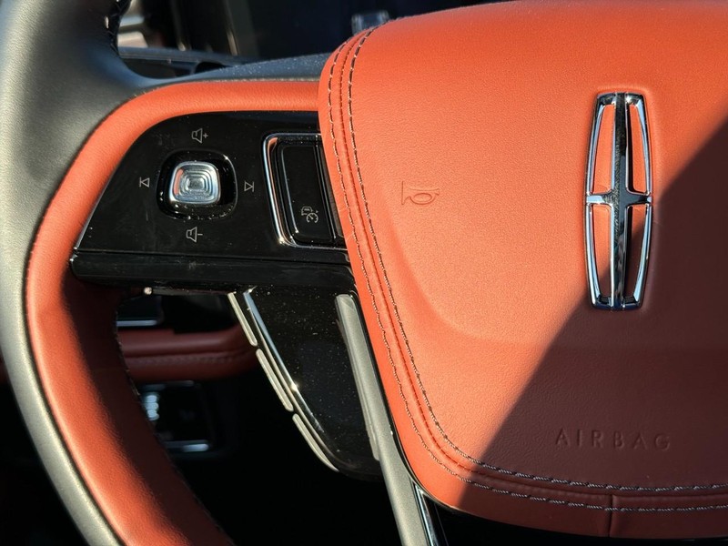 Lincoln Aviator Vehicle Full-screen Gallery Image 24