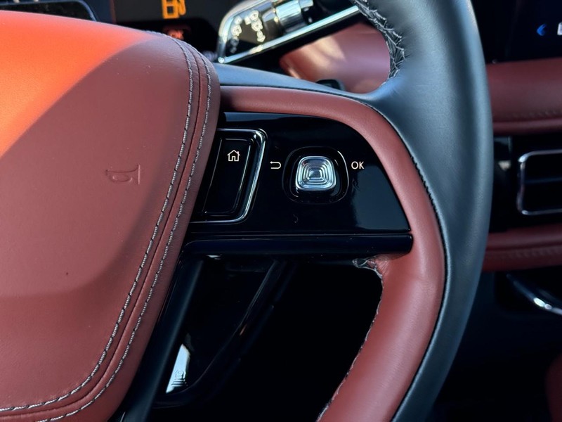 Lincoln Aviator Vehicle Full-screen Gallery Image 25