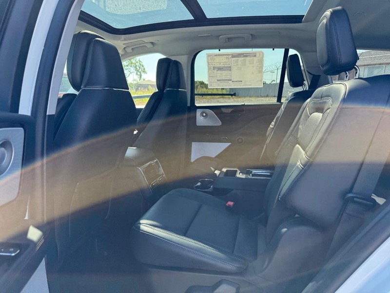 Lincoln Aviator Vehicle Full-screen Gallery Image 09