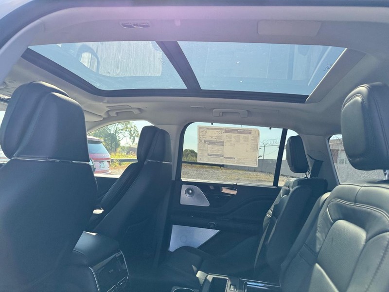 Lincoln Aviator Vehicle Full-screen Gallery Image 10