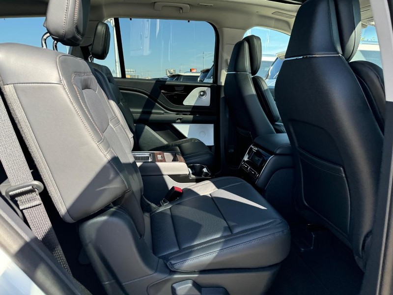 Lincoln Aviator Vehicle Full-screen Gallery Image 12