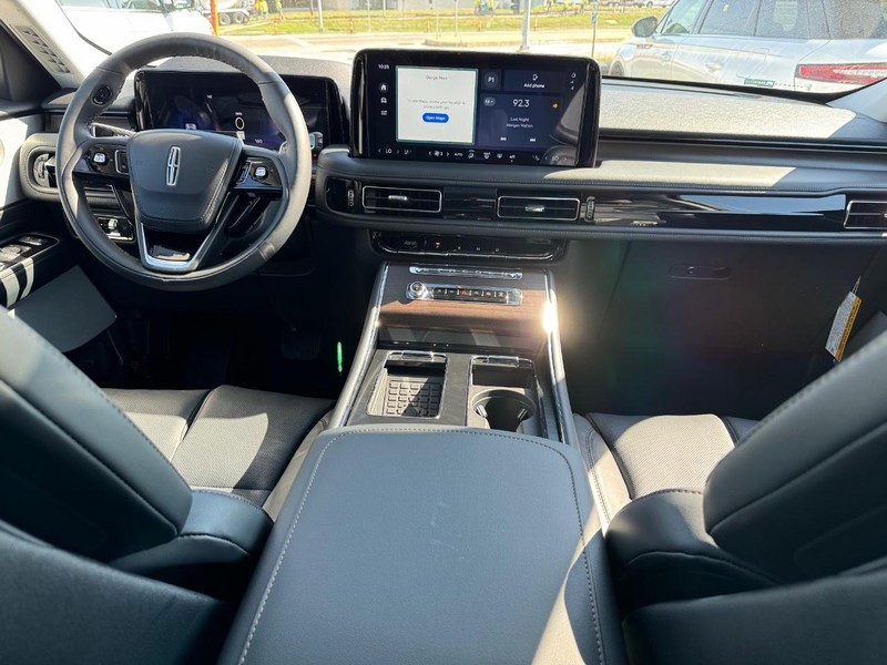 Lincoln Aviator Vehicle Full-screen Gallery Image 14