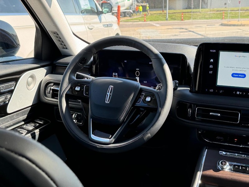 Lincoln Aviator Vehicle Full-screen Gallery Image 15