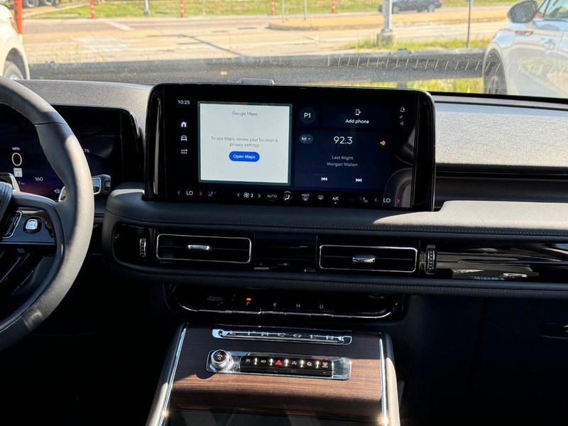 Lincoln Aviator Vehicle Full-screen Gallery Image 16