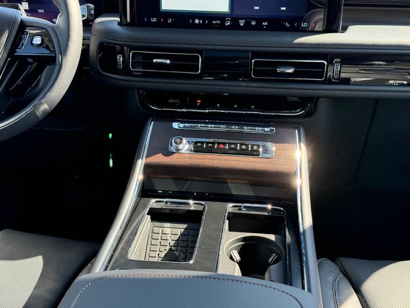Lincoln Aviator Vehicle Full-screen Gallery Image 17