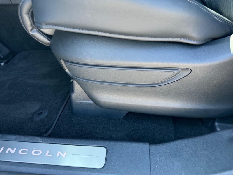 Lincoln Aviator Vehicle Full-screen Gallery Image 18