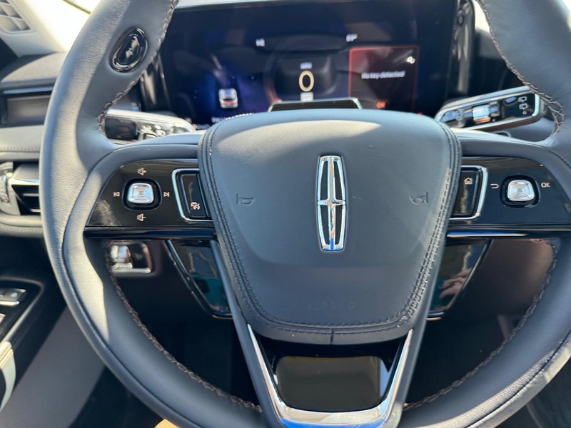 Lincoln Aviator Vehicle Full-screen Gallery Image 21