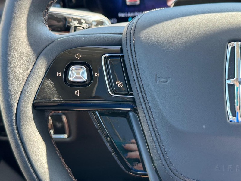 Lincoln Aviator Vehicle Full-screen Gallery Image 22