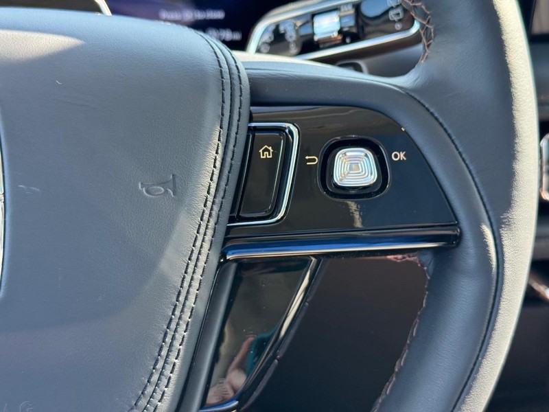 Lincoln Aviator Vehicle Full-screen Gallery Image 23