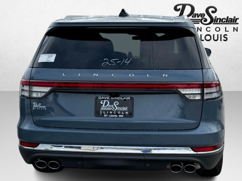 Lincoln Aviator Vehicle Full-screen Gallery Image 06