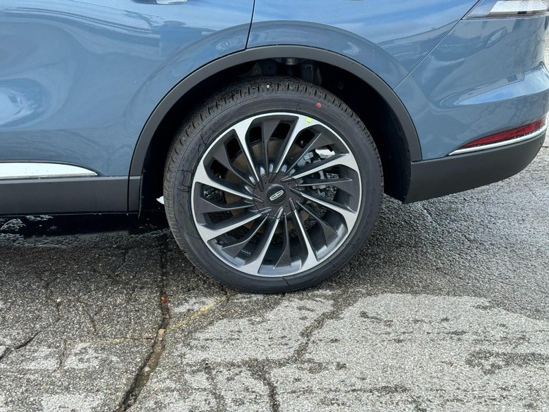 Lincoln Aviator Vehicle Full-screen Gallery Image 10