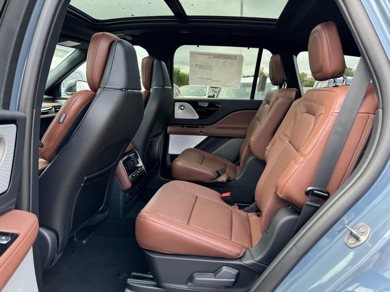 Lincoln Aviator Vehicle Full-screen Gallery Image 11