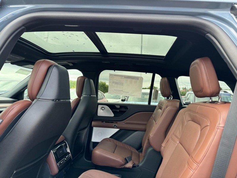 Lincoln Aviator Vehicle Full-screen Gallery Image 12