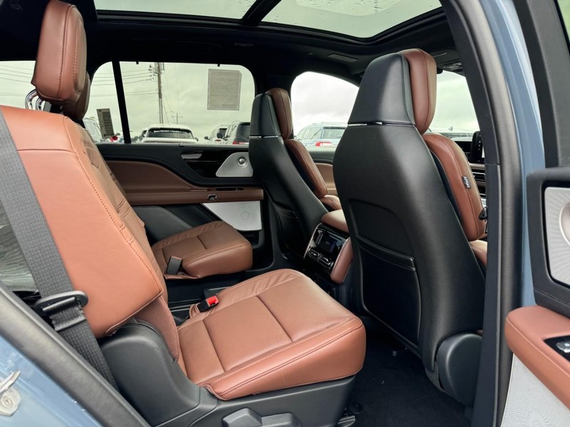 Lincoln Aviator Vehicle Full-screen Gallery Image 13