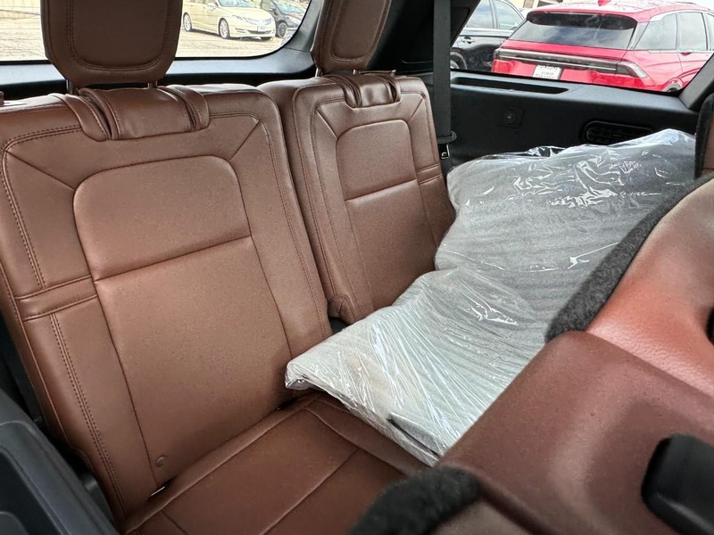 Lincoln Aviator Vehicle Full-screen Gallery Image 14