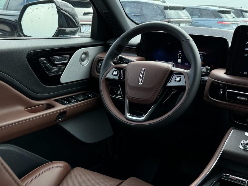Lincoln Aviator Vehicle Full-screen Gallery Image 17