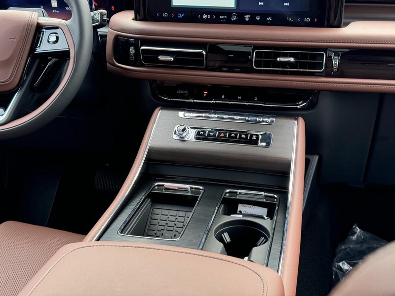 Lincoln Aviator Vehicle Full-screen Gallery Image 19