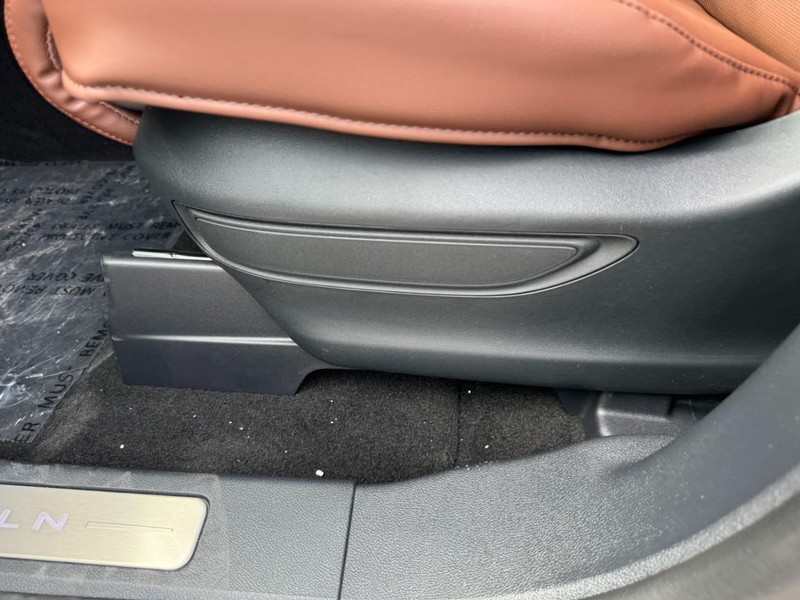 Lincoln Aviator Vehicle Full-screen Gallery Image 20