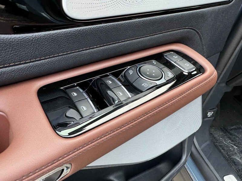 Lincoln Aviator Vehicle Full-screen Gallery Image 21