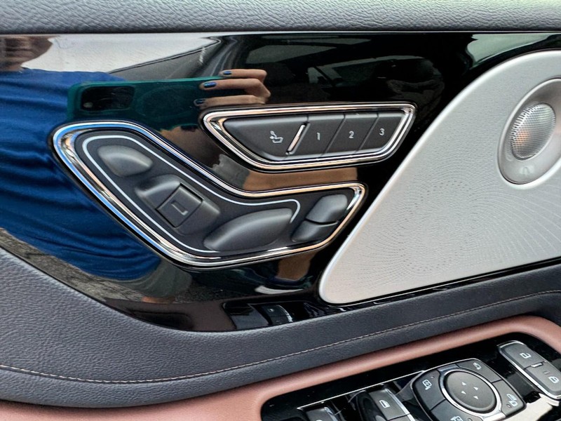 Lincoln Aviator Vehicle Full-screen Gallery Image 22