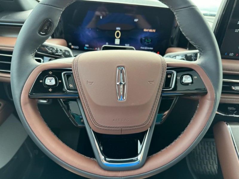 Lincoln Aviator Vehicle Full-screen Gallery Image 23