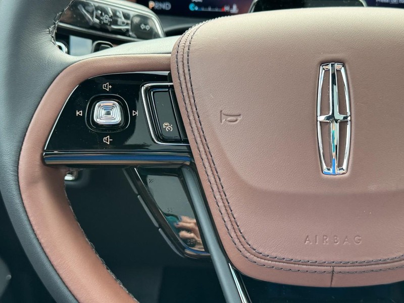 Lincoln Aviator Vehicle Full-screen Gallery Image 24