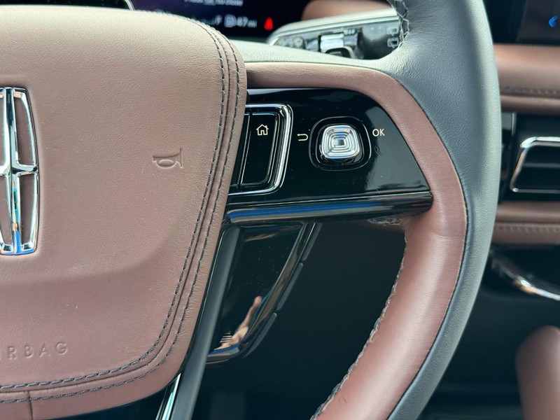 Lincoln Aviator Vehicle Full-screen Gallery Image 25