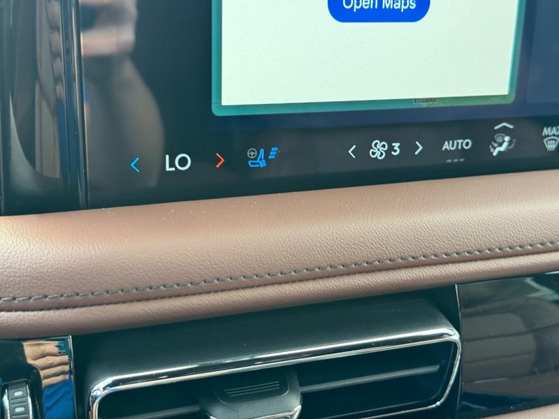 Lincoln Aviator Vehicle Full-screen Gallery Image 26