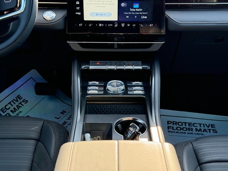 Lincoln Nautilus Vehicle Full-screen Gallery Image 16