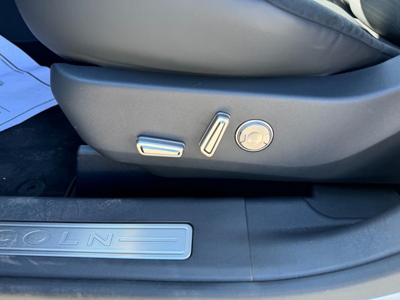 Lincoln Nautilus Vehicle Full-screen Gallery Image 17