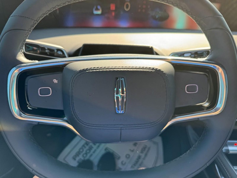 Lincoln Nautilus Vehicle Full-screen Gallery Image 20