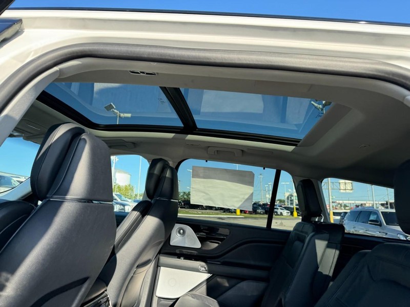 Lincoln Aviator Vehicle Full-screen Gallery Image 12