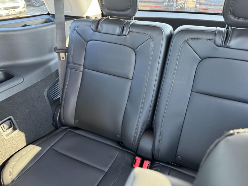 Lincoln Aviator Vehicle Full-screen Gallery Image 13