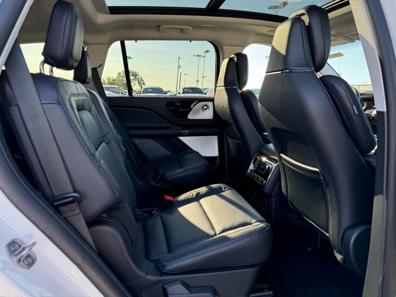 Lincoln Aviator Vehicle Full-screen Gallery Image 15