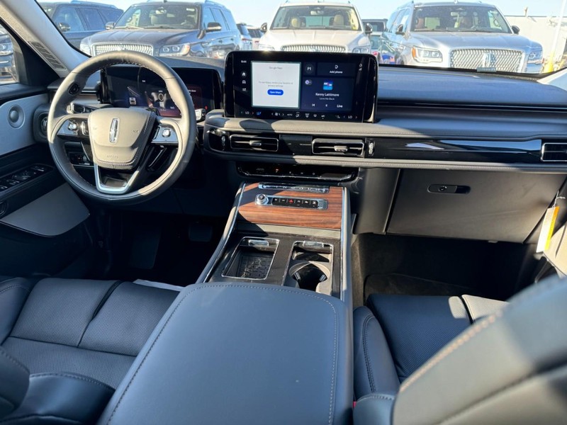 Lincoln Aviator Vehicle Full-screen Gallery Image 16