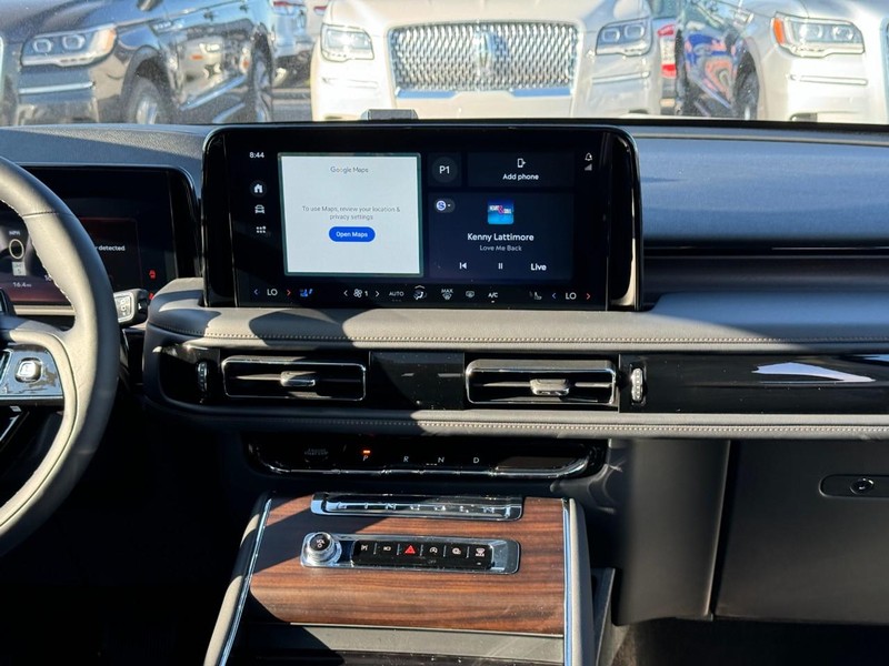 Lincoln Aviator Vehicle Full-screen Gallery Image 18