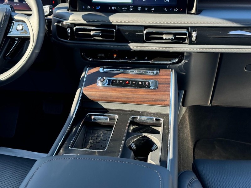Lincoln Aviator Vehicle Full-screen Gallery Image 19