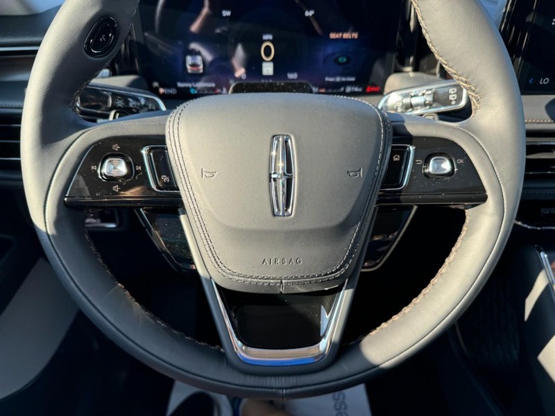 Lincoln Aviator Vehicle Full-screen Gallery Image 23