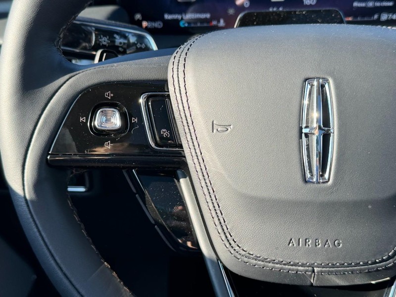 Lincoln Aviator Vehicle Full-screen Gallery Image 24