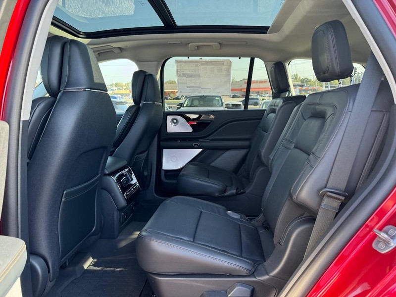 Lincoln Aviator Vehicle Full-screen Gallery Image 11