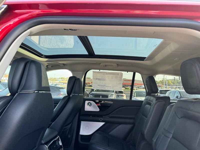 Lincoln Aviator Vehicle Full-screen Gallery Image 12