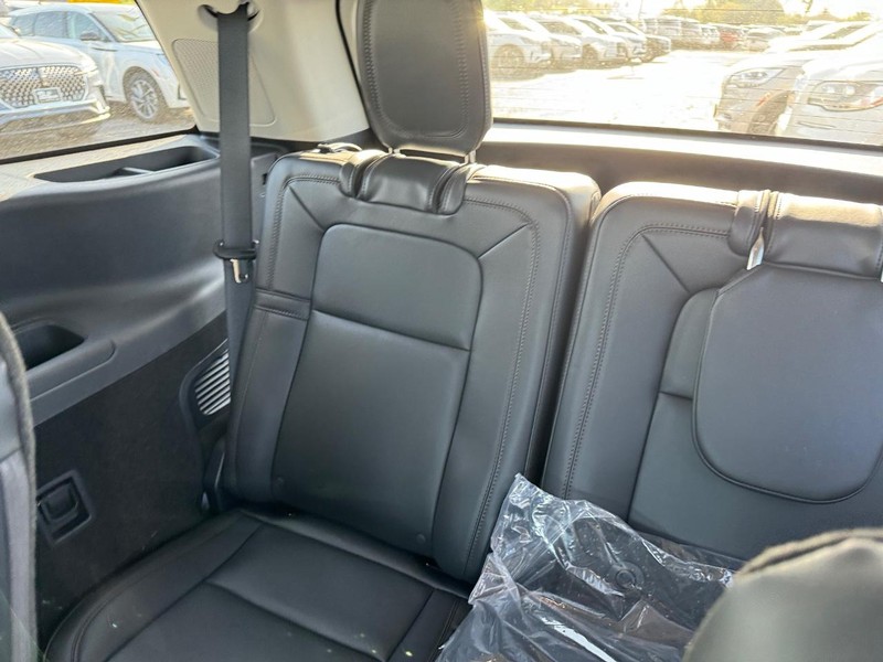 Lincoln Aviator Vehicle Full-screen Gallery Image 14