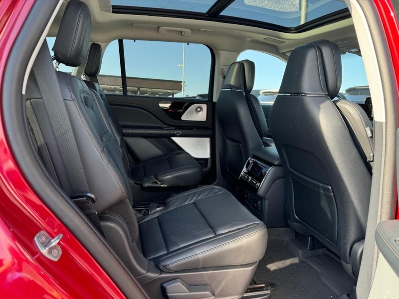 Lincoln Aviator Vehicle Full-screen Gallery Image 15