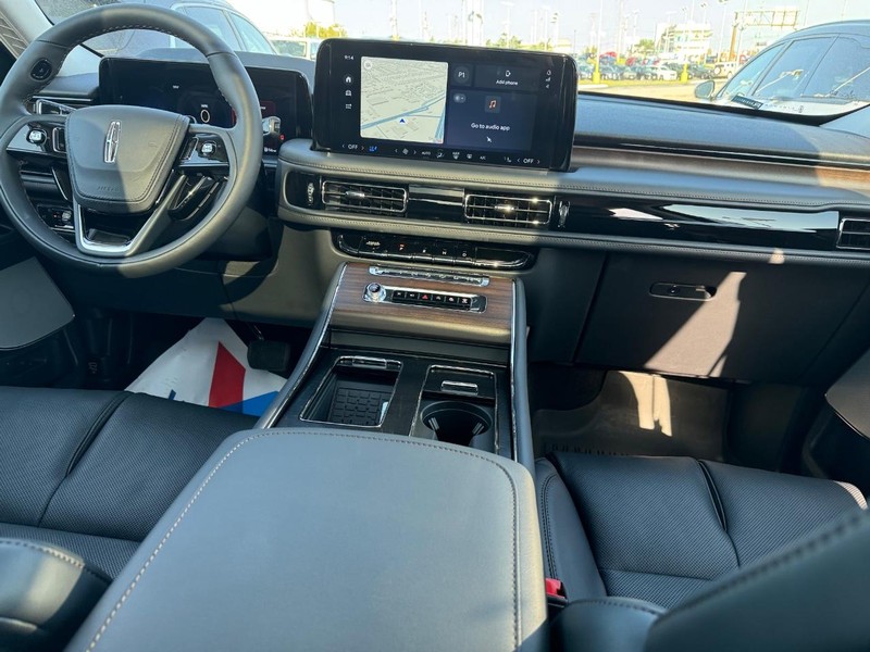 Lincoln Aviator Vehicle Full-screen Gallery Image 16