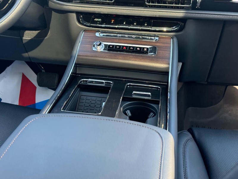 Lincoln Aviator Vehicle Full-screen Gallery Image 19