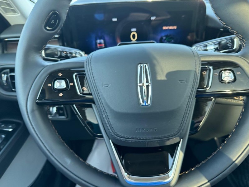 Lincoln Aviator Vehicle Full-screen Gallery Image 23