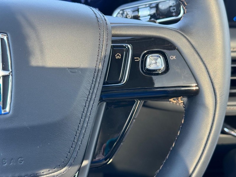 Lincoln Aviator Vehicle Full-screen Gallery Image 25