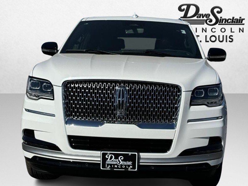 Lincoln Navigator Vehicle Full-screen Gallery Image 03