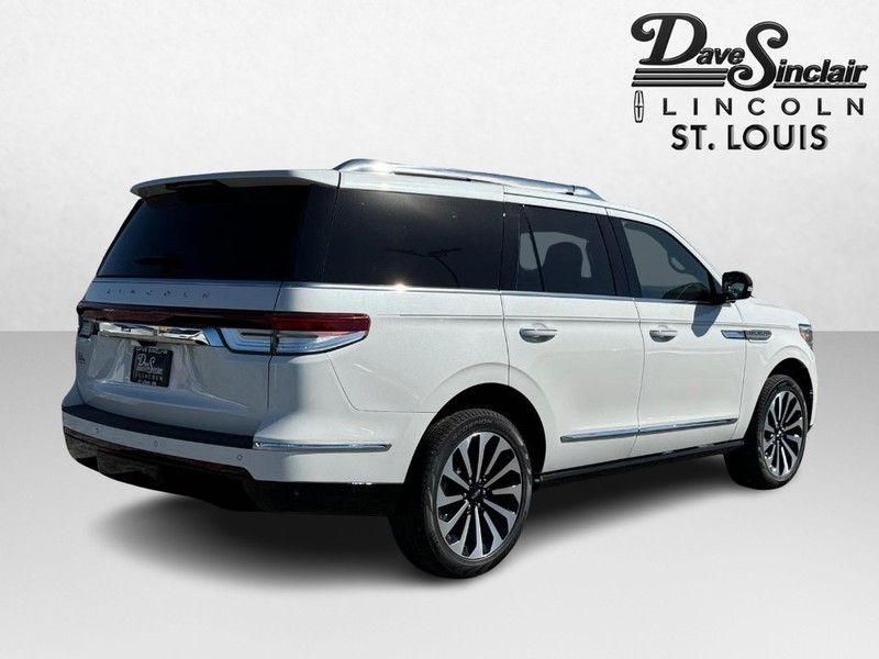 Lincoln Navigator Vehicle Full-screen Gallery Image 06